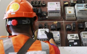 Vắng nhà 6 ngày nhưng công tơ điện vẫn nhảy số, tăng hơn 100 kWh, gia chủ gọi người đến kiểm tra thì được thông báo: "Có 1 dòng điện bất thường trong nhà anh"