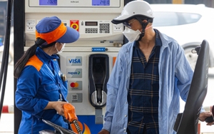Giá xăng giảm hơn 1.700 đồng, xuống sát mốc 19.000 đồng/lít