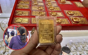 Xếp hàng mua vàng giá 104 triệu đồng, người phụ nữ tiếc “đứt ruột” vì lúc vàng thấp chồng cản không mua