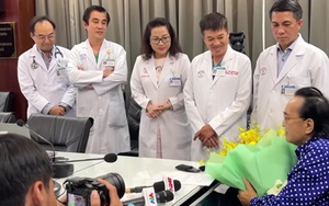 NSND Thanh Tuấn cúi đầu trước bác sĩ bệnh viện Chợ Rẫy: "Cảm ơn đã sinh ra tôi lần thứ hai"
