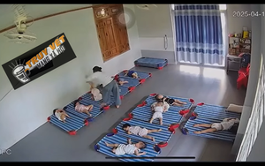 Kinh hoàng clip giáo viên xách ngược chân trẻ 20 tháng tuổi, đánh đập dã man