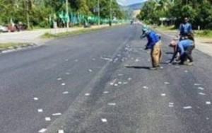 Tiền mặt rơi khỏi cốp xe, vương vãi trên đường và câu chuyện buồn phía sau