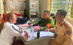 Cô gái thả 2 tay, uốn éo khi chạy xe máy cung cấp giấy xác nhận... bị tâm thần