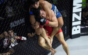 Tặng quà khiêu khích đối thủ, 2 kiện tướng kickboxing thảm bại sau 54 giây