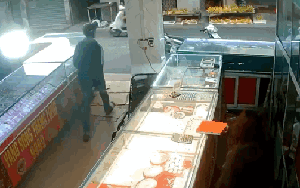 Nam thanh niên táo tợn cướp giật 2 cây vàng giữa ban ngày