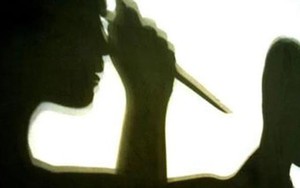 Người đàn ông bị vợ cứa cổ khi đang ngủ