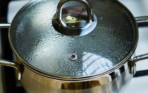 "Bí mật" ít người biết về chiếc lỗ nhỏ trên nắp nồi inox, nghe xong mới thấy IQ nhà sản xuất "ở cái tầm"!