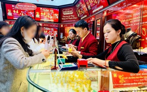 Vàng lên 107 triệu đồng, khách mua ngày vía Thần Tài giờ lãi cỡ nào?