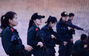 Vẻ đẹp kiên cường giữa thao trường đầm lầy
