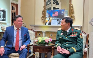 Anh hùng Phạm Tuân cùng Đại sứ Mỹ Knapper theo dõi Amada Nguyen bay vào vũ trụ
