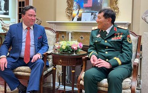 Anh hùng Phạm Tuân cùng Đại sứ Mỹ Knapper theo dõi Amada Nguyen bay vào vũ trụ   