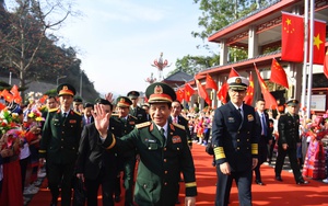 Nhân dân Trung Quốc chào đón Đại tướng Phan Văn Giang tham dự giao lưu biên giới