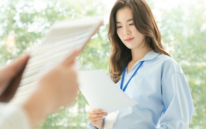 Vô tình gặp lại mẹ chồng cũ sau 5 năm, nhìn bụng bầu nhô ra của tôi mà bà loạng choạng muốn té ngã, còn tôi hả hê vui sướng