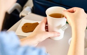 Cựu tiếp viên hàng không tiết lộ 3 món không bao giờ nên gọi trên máy bay