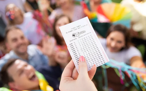 15 người xa lạ mua chung một vé số, trúng hơn 1.000 tỷ đồng