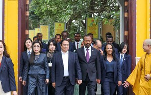 Thủ tướng Phạm Minh Chính cùng Thủ tướng Ethiopia thăm chùa Trấn Quốc