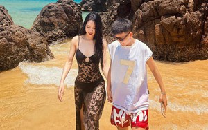 Đỏ mặt với khoảnh khắc hotgirl đội tuyển nữ Việt Nam diện váy hở bạo thân mật với người yêu đồng giới