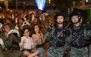 Toàn cảnh đêm Tổng hợp luyện diễu binh giữa trung tâm TP.HCM: Thì ra hòa bình đẹp như thế này!