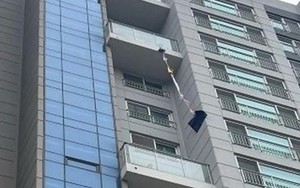 Ra ban công tưới cây, cụ bà 70 tuổi gặp "sự cố nhớ đời"
