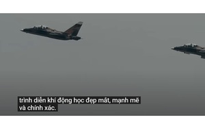 Mãn nhãn trực thăng kéo cờ, Su-30mk2, Yak-130 gầm rú, bay điêu luyện trên bầu trời TP.HCM