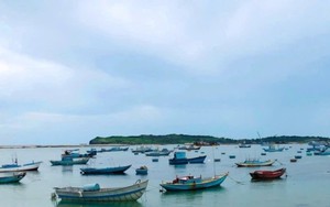 Tàu cá chở 22 người bị chìm trên biển Phú Quý, 2 người mất tích
