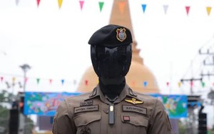 Robot cảnh sát tuần tra đường phố với đôi mắt 360 độ, trực tiếp nhận diện khuôn mặt