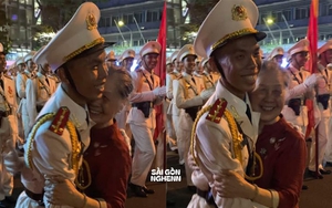 Đang hợp luyện diễu binh ở TP.HCM, chiến sĩ bất ngờ nghe tiếng bà ngoại gọi: Khoảnh khắc xúc động