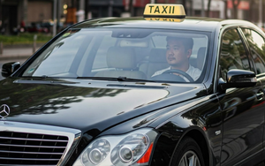 Vay trả góp để mua xe sang 5 tỷ chạy dịch vụ, người đàn ông thu về 35 triệu đồng/tháng, bị mọi người chê bai vẫn tự tin: "Tôi sẽ hồi vốn"