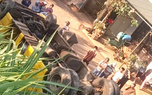 Xe chở học sinh bị lật trên Quốc lộ 19