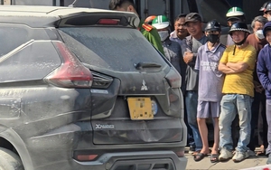 Hiện trường hai người tử vong bên chiếc xe dịch vụ bị đốt cháy