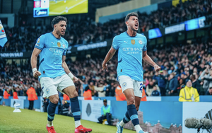 Thắng Aston Villa kịch tính phút bù giờ, Man City vào top 3 Ngoại hạng