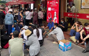 Trăm người vạ vật xếp hàng cả sáng chờ mua vàng giá cao kỷ lục