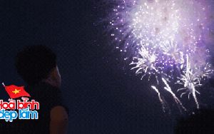 Chiêm ngưỡng đêm Hà Nội rực rỡ pháo hoa mừng đại lễ 30/4: Người dân ùn ùn kéo nhau đi xem, vui như đón Tết