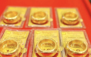 Bị đòi nợ gấp, giá vàng hơn 120 triệu đồng/lượng vẫn phải xếp hàng mua từng chỉ