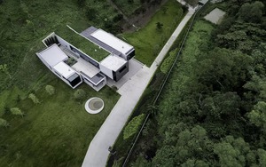 Người đàn ông 54 tuổi mua nguyên một quả đồi 30.000m2 để nghỉ hưu, xây biệt thự “không có mái” sống một mình vẫn hài lòng