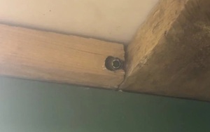 Người mẹ đơn thân sốc khi phát hiện camera quay lén trong phòng tắm