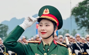 Nữ quân nhân gây sốt dịp diễu binh 30/4 : Không hổ danh xuất thân "khối Hoa hậu", soi học vấn càng nể