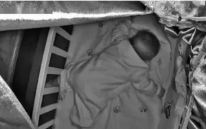 Người mẹ chi tiền vào khóa học "hướng dẫn rèn con tự ngủ", bé 3 tháng tuổi mắc chân vào thành cũi, khóc ròng đến qua đời