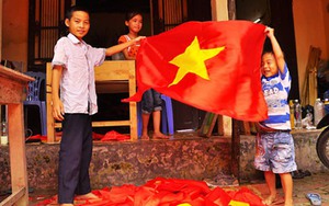 Yêu cầu khắt khe khi thêu cờ Tổ quốc ở làng nghề 400 tuổi