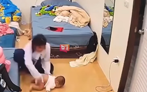 Cô bé run rẩy, sợ hãi vì lỡ làm em ngã, hành động của người mẹ khiến ai nấy nín lặng