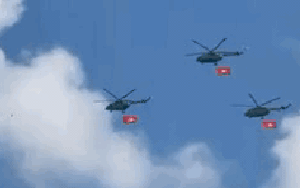 CLIP: Mãn nhãn xem trực thăng kéo cờ, tiêm kích nhào lộn trên bầu trời TP HCM