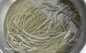 Ngâm miến nước lạnh hay nước nóng tốt hơn? Thêm 1 thứ vào nước rồi ngâm, chỉ 10 phút miến nở mềm, ngon hết chê