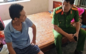 Thấy xe và dép con trên cầu, mẹ già khóc ngất