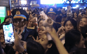 VIDEO: Bộ đội được "bao vây" trong vòng tay dân sau buổi sơ duyệt diễu binh, diễu hành