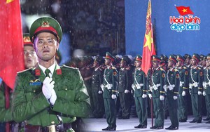 Hiên ngang dưới lá cờ Tổ Quốc: Loạt khoảnh khắc các khối diễu binh sừng sững giữa cơn mưa nặng hạt khiến người dân nức lòng