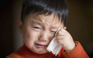 Bé trai 4 tuổi ngày nào cũng nghe tiếng động lạ từ phòng bố mẹ, cô giáo bật khóc khi biết sự thật