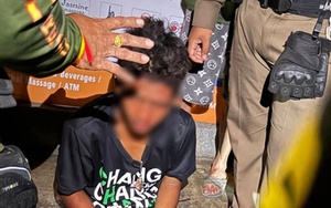 Nhìn trộm rồi quay lén cô gái tắm, người đàn ông bị bắt