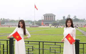 Dậy từ 4h để ghé thăm Lăng Bác trước ngày đại lễ 30/4: Tưởng là sớm, ai ngờ đã thấy "biển" người cũng đến cùng giờ!