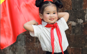 Bé gái gây sốt với bộ ảnh “Em bé Hà Nội” cực đáng yêu: Chỉ mới 2 tuổi đã nói song ngữ Anh - Việt, là con gái của 1 Á hậu nổi tiếng