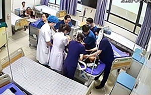 Khâm phục bác sỹ bình tĩnh cứu người trong tiếng gào thét của người nhà bệnh nhi